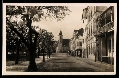 AK Aschach a. d. Donau, Strasse mit Kirche