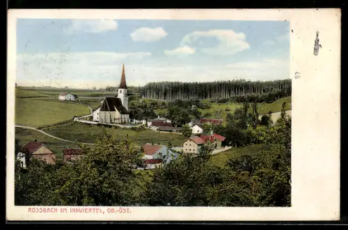 AK Rossbach /O.-Oe., Ortsansicht mit Kirche und umliegenden Wäldern