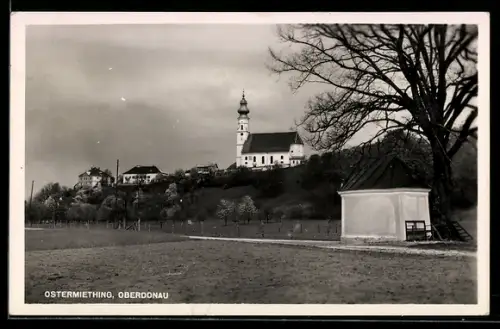 AK Ostermiething /Oberdonau, Teilansicht mit Kirche
