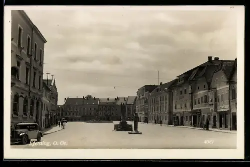 AK Eferding /O.-Oe., Strassenpartie mit Denkmal