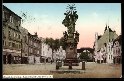 AK Eferding, Kaiser Franz-Josef-Platz mit Gasthaus zur Traube und Denkmal