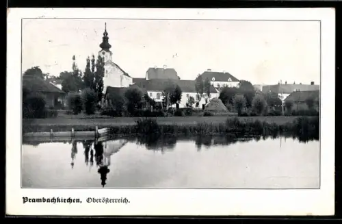 AK Prambachkirchen /Oberösterreich, Panorama mit Kirche vom Wasser aus