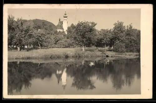 Foto-AK Hartkirchen, Hilkering, Kirche am Wasser mit Spiegelung