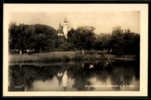 AK Hartkirchen, Hilkering bei Aschach, Kirche mit Spiegelung im Wasser