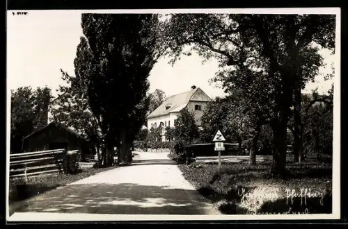 AK Pfaffing, Strasse mit Haus und Baumallee