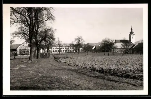 Foto-AK Hartkirchen, Ortsansicht mit Kirche und Feld