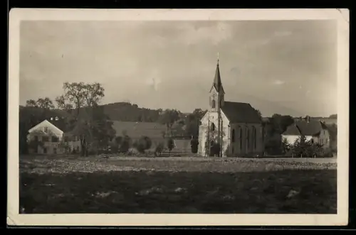 AK Bach bei Schwanenstadt, Kirche mit umgebenden Häusern