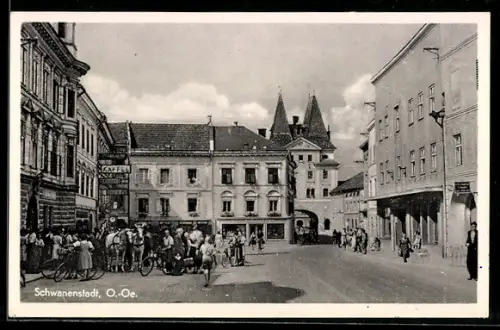AK Schwanenstadt /O.-Oe., Stadtplatz mit Turmtor und Menschen