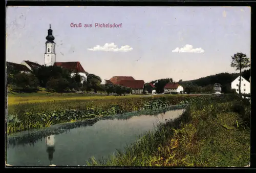 AK Pischelsdorf am Engelbach, Ortspanorama mit Kirche und Bach