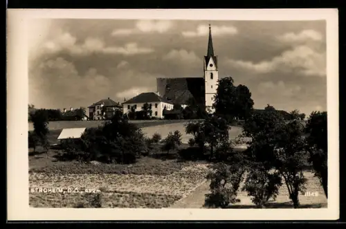 AK Stroheim /O.Ö., Ortsansicht mit Kirche u. Feldern