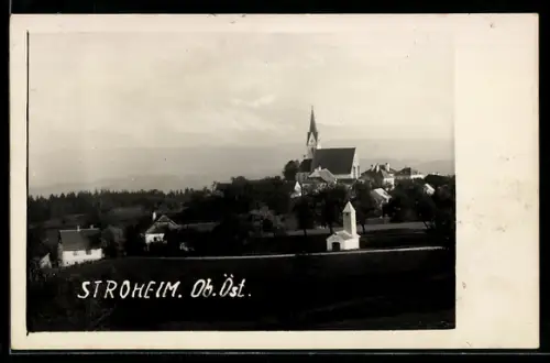 AK Stroheim /Ob. Öst., Ortspanorama mit Kirche u. Kapelle
