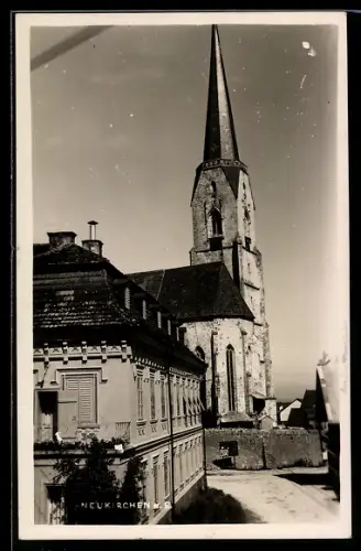 AK Neukirchen, Kirche mit spitzem Turm, Ortspartie