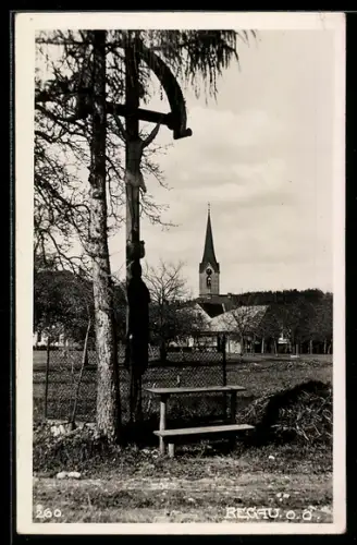AK Regau /O. Ö., Ortsansicht m. Kirche, Bildstock im Vordergrund