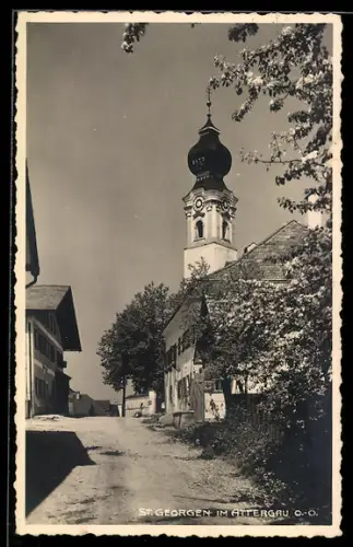 AK St. Georgen im Attergau, Dorfstrasse mit Kirche