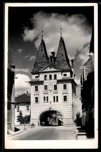 Foto-AK Schwanenstadt, Stadttor mit Durchfahrt und zwei spitzen Türmen