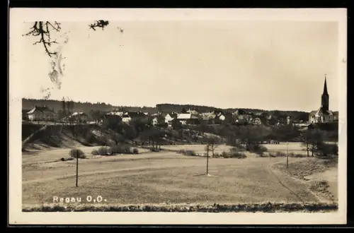 AK Regau /Ob. Öst., Panorama mit Dorf und Kirche