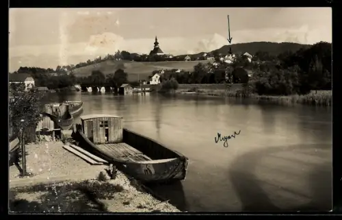 AK Schörfling am Attersee, Ufer mit Booten u. Ortsansicht