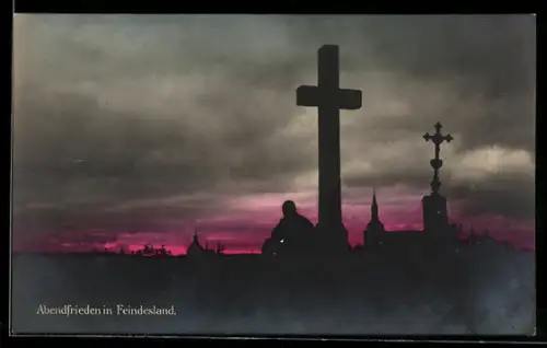 AK Abendfrieden in Feindesland, Soldat sitzt an einem Kreuz, 1. Weltkrieg