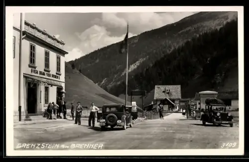 AK Grenzestein am Brenner mit Leuten und Autos