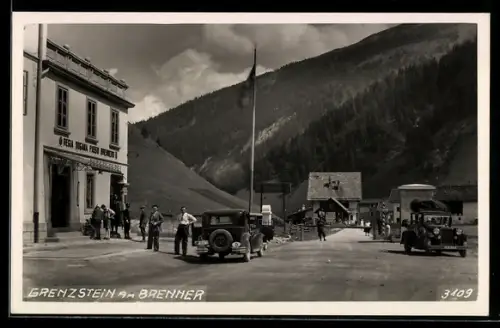 AK Grenzestein am Brenner mit Leuten und Autos