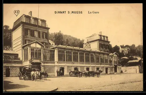 AK Dinant, La Gare, Bahnhof mit wartenden Kutschen
