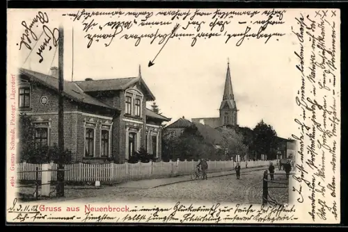 AK Neuenbrok, Strassenpartie mit Wohnhaus und Blick auf die Kirche