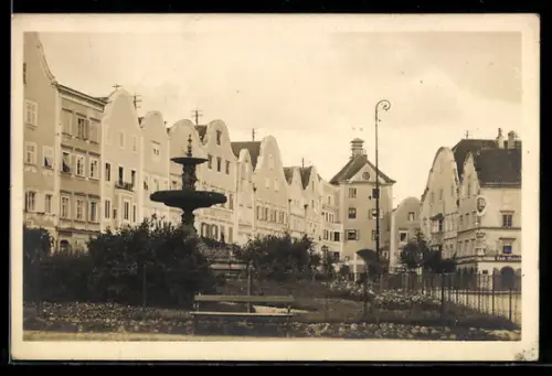 AK Schärding /O.-Ö., Stadtplatz mit Brunnen und Giebelhäusern