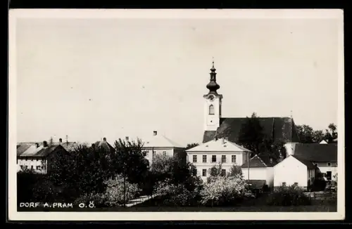 AK Dorf A. Pram, Ortsansicht mit Kirche
