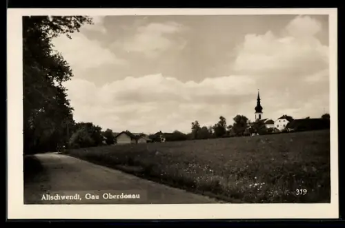 AK Altschwendt / Gau Oberdonau, Strasse führt zum Ort