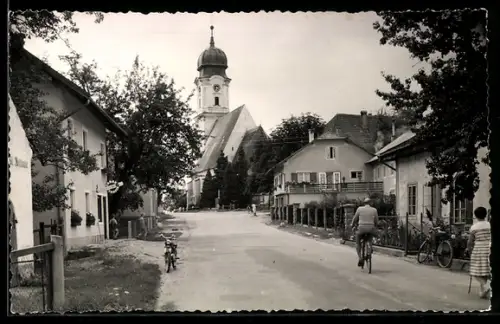 AK St. Willibald /O. Ö., Strassenpartie mit Kirche