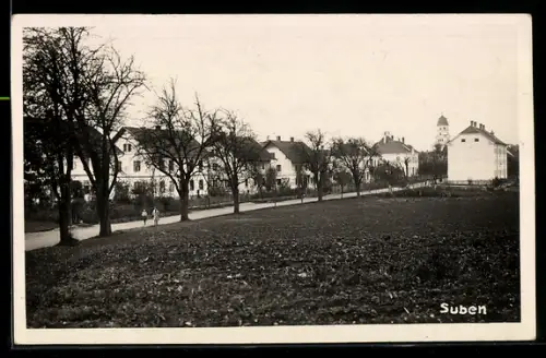 AK Suben, Strasse mit Häuserreihe und Turm