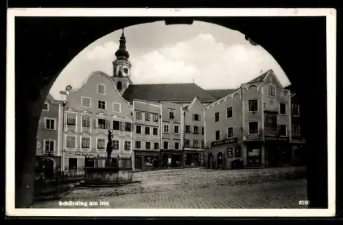 AK Schärding am Inn, Stadtplatz mit Brunnen, Häuserfront und Kirche
