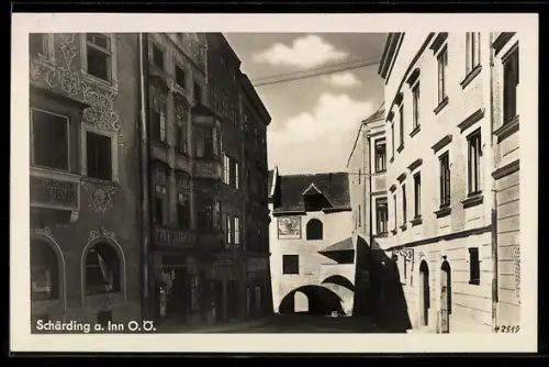 AK Schärding a. Inn, Gasse mit Torbogen und historischer Bebauung