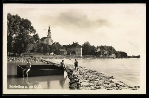 AK Schärding a. Inn, Uferpartie mit Steinmole und Kirche