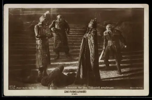 AK Szene mit Kriemhild, die den Todesstoss empfangen hat aus dem Film Die Nibelungen