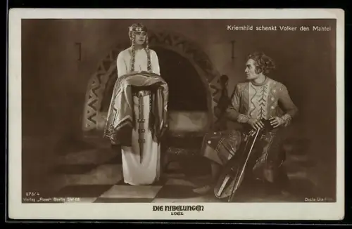 AK Die Nibelungen, 1. Teil, Kriemhild schenkt Volker den Mantel, Filmszene