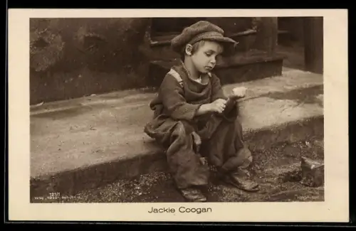AK Schauspieler Jackie Coogan sitzt auf einem Bordstein
