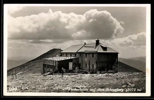 AK Fischerhütte auf dem Schneeberg mit Bergsteiger