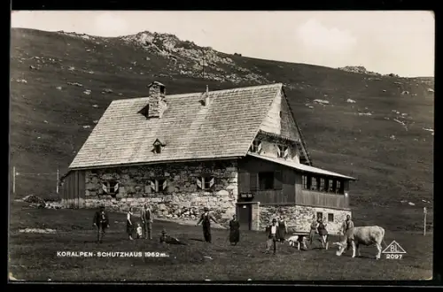 AK Koralpen-Schutzhaus, Leute auf der Wiese, Kuh