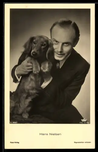AK Hans Nielsen, Portrait des Schauspielers mit Dackel