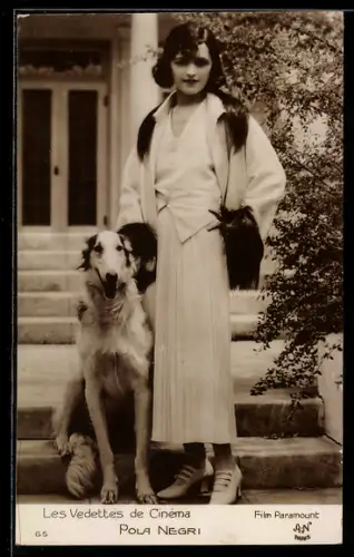 AK Schauspielerin Pola Negri mit ihrem Hund