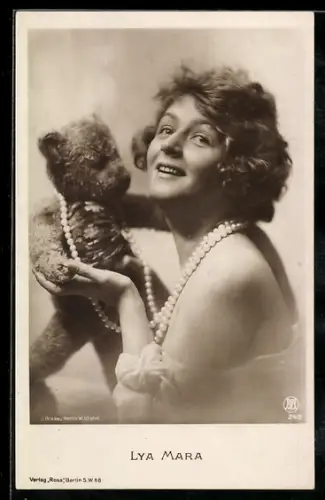 AK Schauspielerin Lya Mara mit Perlenkette und süssem Teddy