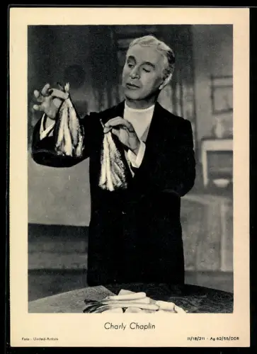 AK Schauspieler Charly Chaplin mit Sardinen in der Hand