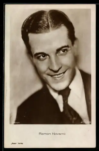AK Schauspieler Ramon Novarro, Portrait im Anzug