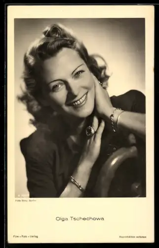 AK Portrait Olga Tschechowa mit Ring und Armband