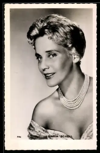 AK Schauspielerin Maria Schell in schulterfreiem Kleid mit Perlenkette und Dekollete