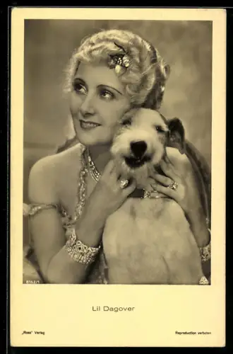 AK Schauspielerin Lil Dagover lächelnd mit Hund posierend