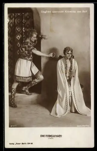 AK Die Nibelungen 1. Teil, Siegfried überreicht Kriemhild den Reif, Szenenfoto mit Paul Richter und Margarete Schön