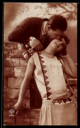 Foto-AK A. Noyer Nr. 4433: Mann küsst eine hübsche Frau auf die Wange