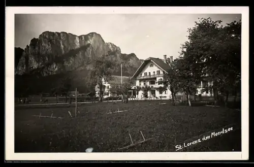 AK St. Lorenz am Mondsee, Haus und Kirche vor Bergmassiv